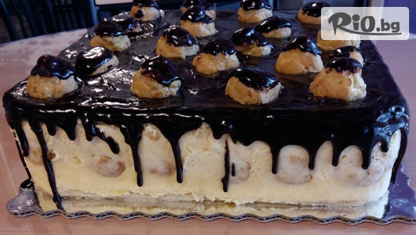 Вкусна еклерова торта 16-18 парчета - бели блатове, пухкав ванилов крем, еклери, покрити с шоколад + БОНУС, от Сладкарница Черешка