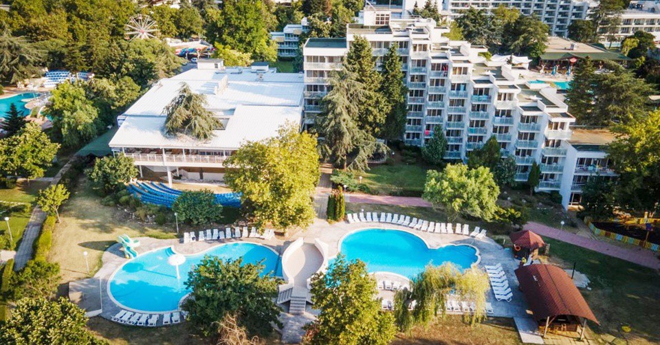5 All Inclusive нощувки + басейн с мин. вода, 2 шезлонга и 1 чадър на плажа, от 19 до 25 Август от Хотел Сенди Бийч 4* на първа линия в Албена!