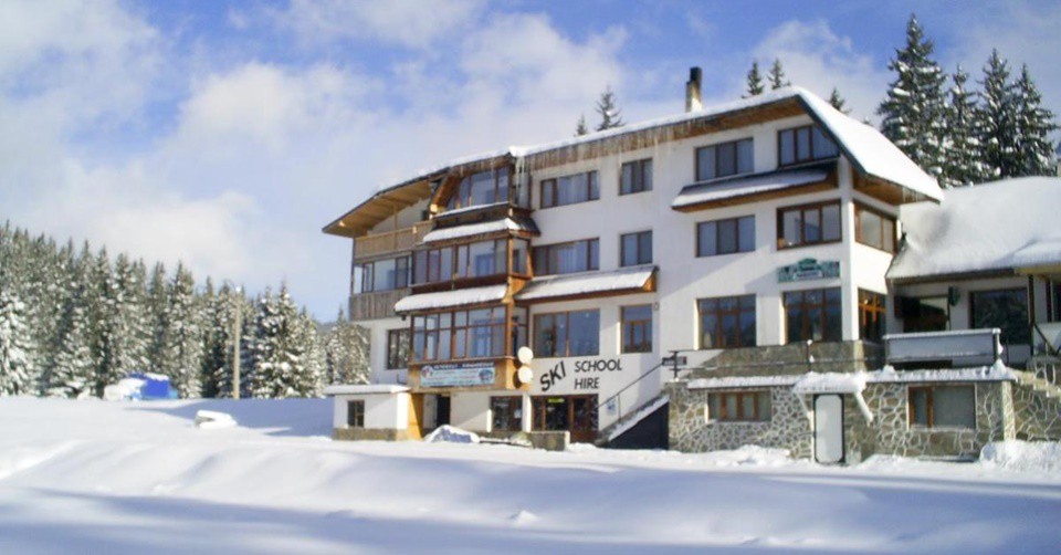 Нощувка със закуска за до четирима + детска площадка, в Семеен Хотел Маркони, Пампорово