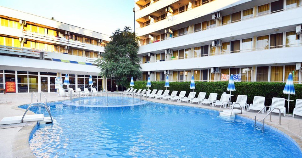 5 All Inclusive нощувки + басейн с минерална вода, 2 шезлонга и 1 чадър на плажа, през цялото лято в Хотел Оазис, Албена на 150 метра от плажа