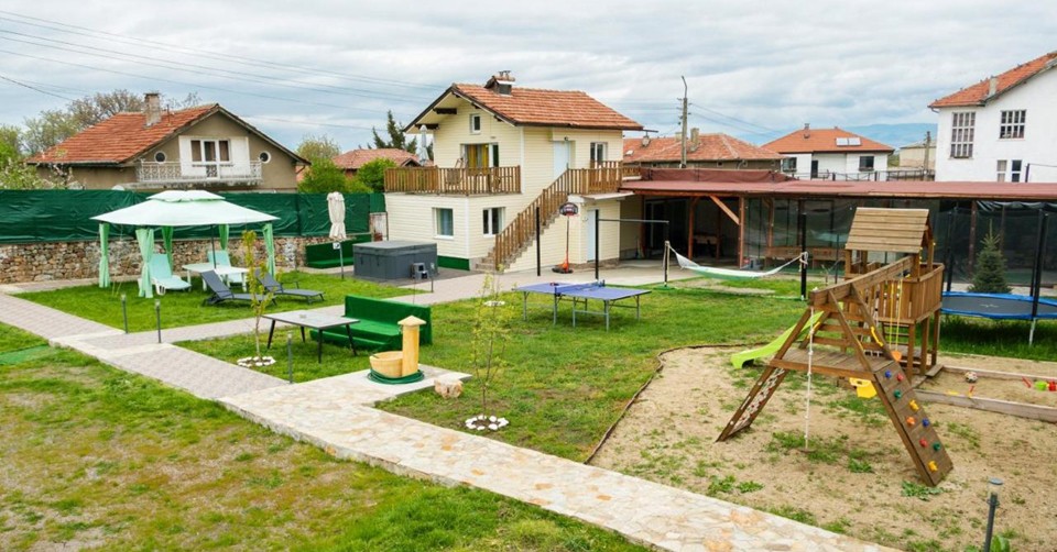 Нощувка в напълно оборудвана къща до 8 човека + барбекю и джакузи, от Guest House Galabnik, Гълъбник Нощувка в напълно оборудвана къща до 8 човека + барбекю и джакузи, от Guest House Galabnik, Гълъбник