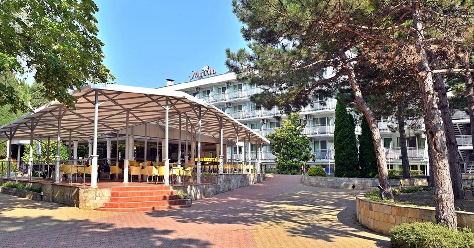 5 All Inclusive нощувки + басейн с минерална вода, 2 шезлонга и 1 чадър на плажа през цялото лято в Хотел Магнолия Плюс, Албена