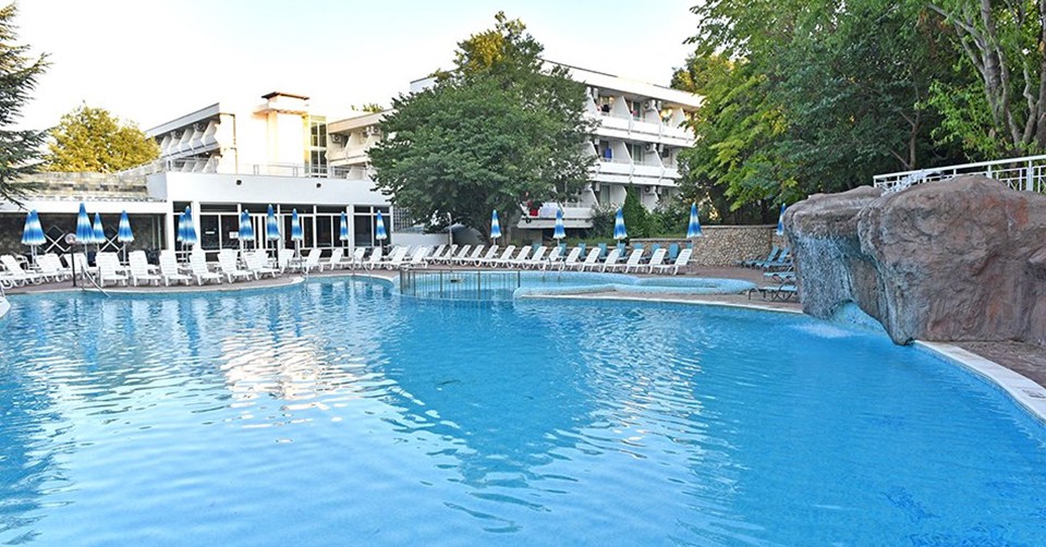 5 All Inclusive Light нощувки + басейн с минерална вода, 2 шезлонга и 1 чадър на плажа, през цялото лято в Хотел Алтея, Албена