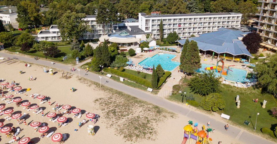 5 All Inclusive нощувки + басейн, 2 шезлонга и 1 чадър на плажа в Хотел Калиакра Маре 4*, на първа линия в Албена