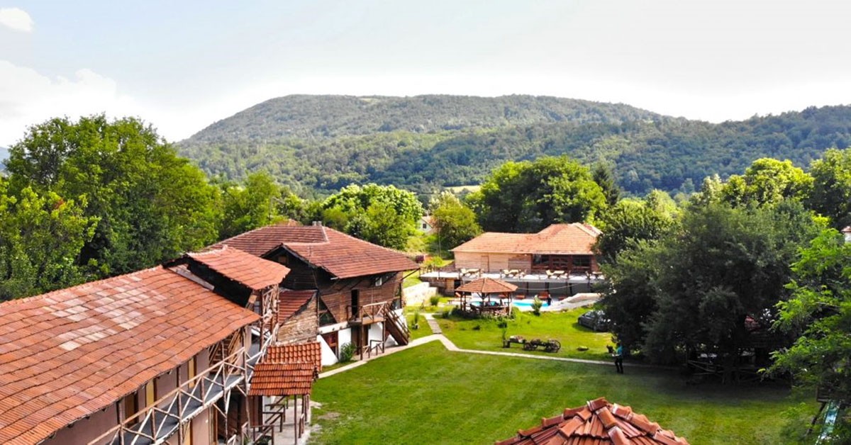 Екскурзия до Етно село Стара планина! Нощувка със закуска и вечеря + транспорт и посещение на фестивала на Пегланата колбасица