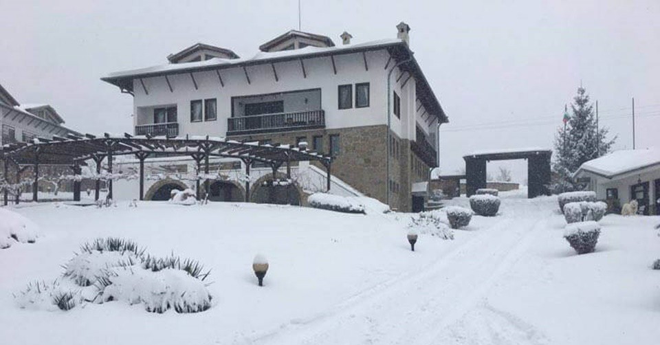 Нощувка, закуска, вечеря + външен басейн, 2 външни топли джакузита, вътрешен басейн в СПА хотел Винпалас, Арбанаси