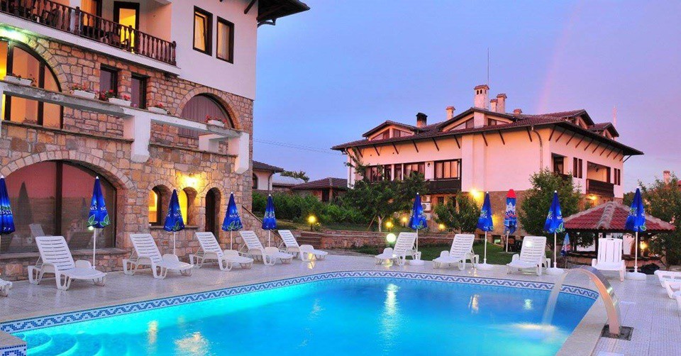 Нощувка, закуска, вечеря + външен басейн, 2 външни топли джакузита, вътрешен басейн в СПА хотел Винпалас, Арбанаси