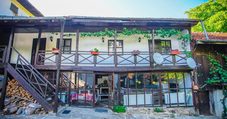 Нощувка в самостоятелна къща за до 17 човека + оборудвана механа в Стаи за гости Планинска среща, с.Балканец край Троян