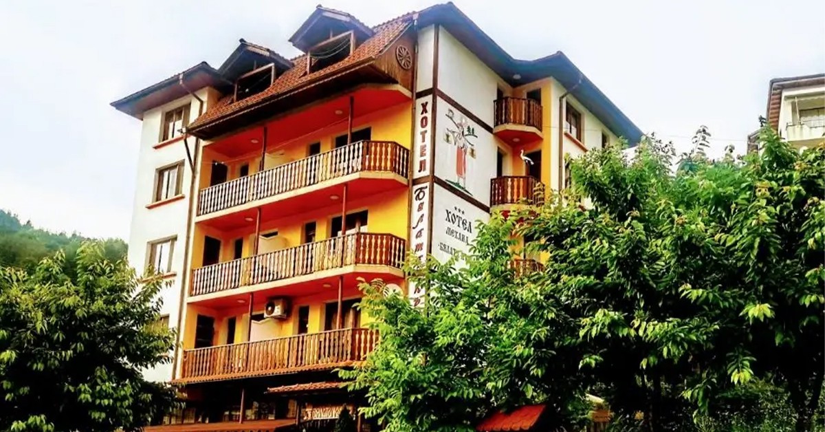 3 нощувки, закуски и вечери на човек + лечебни вани с минерална вода, джакузи и басейн, от Семеен еко хотел Бялата къща, Баните