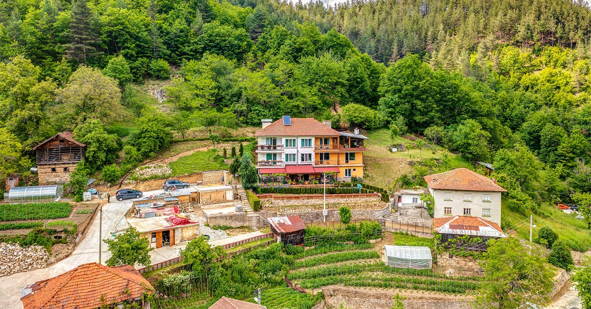 Нощувка в самостоятелна къща с капацитет до 12 човека + ползване на механа и барбекю, от Хаджиевата къща, с. Лъка