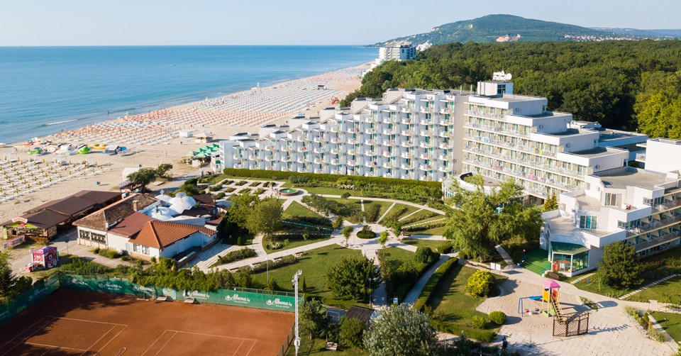 5 All Inclusive нощувки + басейни с минерална вода, 2 шезлонга и 1 чадър на плажа, през цялото лято в Хотел Лагуна Бийч 4*, на първа линия в Албена 5 All Inclusive нощувки + басейни с минерална вода, 2 шезлонга и 1 чадър на плажа, през цялото лято в Хотел Лагуна Бийч 4*, на първа линия в Албена