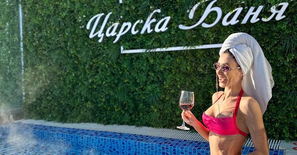 Релаксираща почивка в Баня, Карловско до 20 Декември! Нощувка със закуска и вечеря + 3 процедури на ден + минерален басейн и джакузи, от Хотел Царска баня