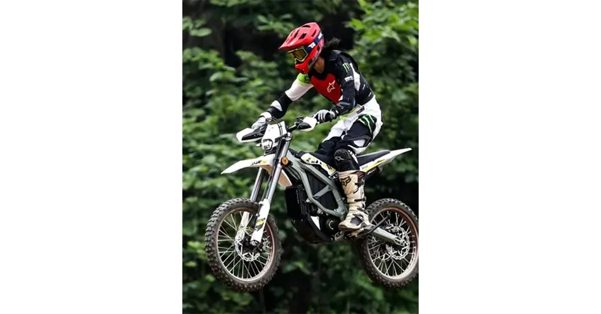 90 минути Планински тур с електрически мотор + екипировка, инструктор и заснемане, край Банкя, от KVM Extreme