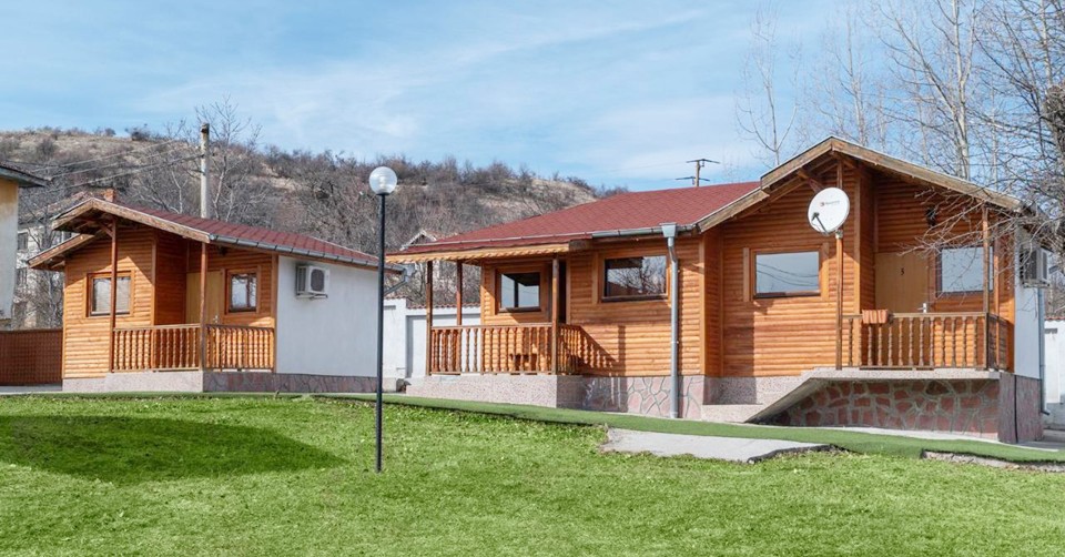 Нощувка със закуска в Бунгала за до 20 човека + закрита механа с барбекю, от Комплекс Елата, с. Заселе