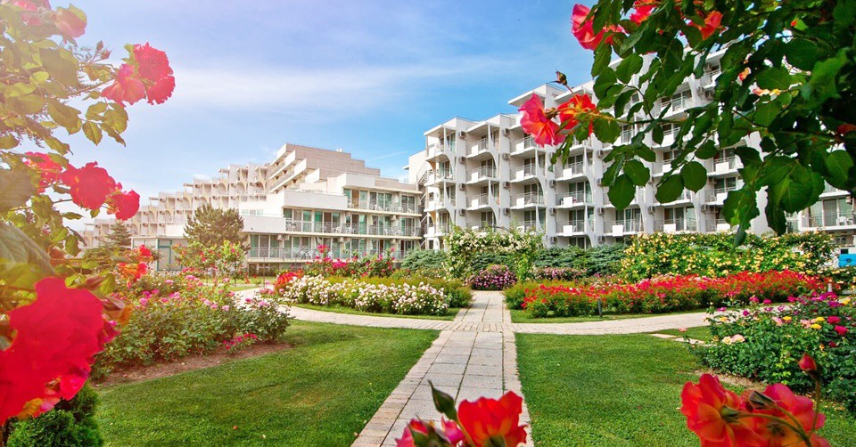 5 All Inclusive нощувки + басейн с минерална вода, 2 шезлонга и 1 чадър на плажа, през цялото лято в Хотел Лагуна Маре 4* на 50м. от плажа в Албена 5 All Inclusive нощувки + басейн с минерална вода, 2 шезлонга и 1 чадър на плажа, през цялото лято в Хотел Лагуна Маре 4* на 50м. от плажа в Албена