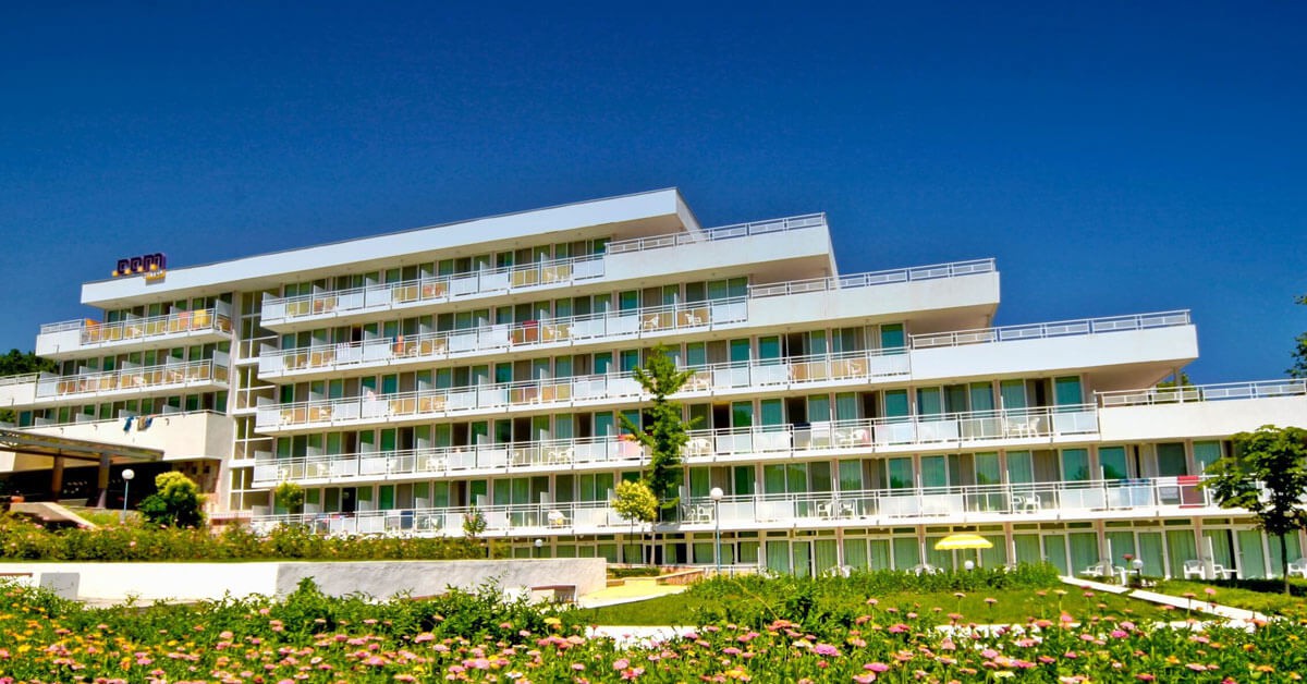 5 All Inclusive Light нощувки + басейн с минерална вода, 2 шезлонга и 1 чадър на плажа в Хотел Ком, Албена