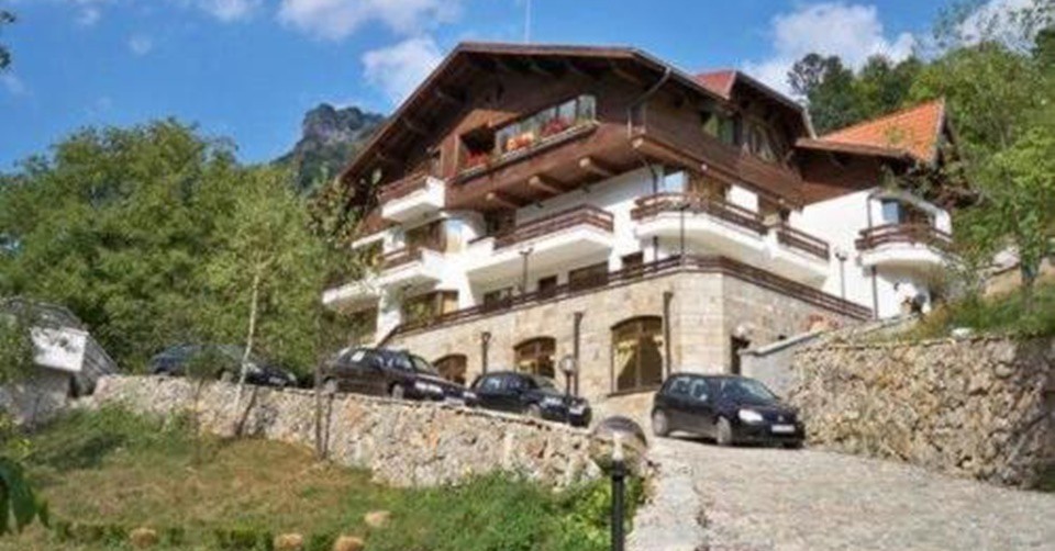 Уикенд във Вила Червен, край Тетевен! Нощувка и закуска за до 22 човека + барбекю и възможност за ползване на сауна