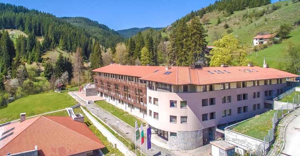 Коледа в Чепеларе! 2 нощувки със закуски и вечери на човек + едната Празнична, басейн, сауна и фитнес в Хотел Борика 4*