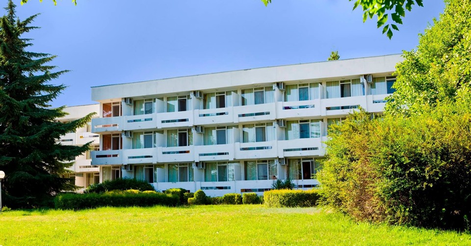 5 All Inclusive Light нощувки + басейн с минерална вода, 2 шезлонга и 1 чадър на плажа, през цялото лято в Хотел Панорама, Албена