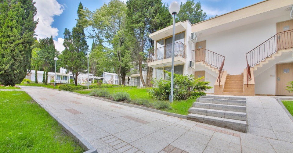 5 All Inclusive нощувки за до петима + басейни, лек обяд + 2 шезлонга и чадър на плажа, през цялото лято във Вили Ралица Акваклуб 4*, Албена