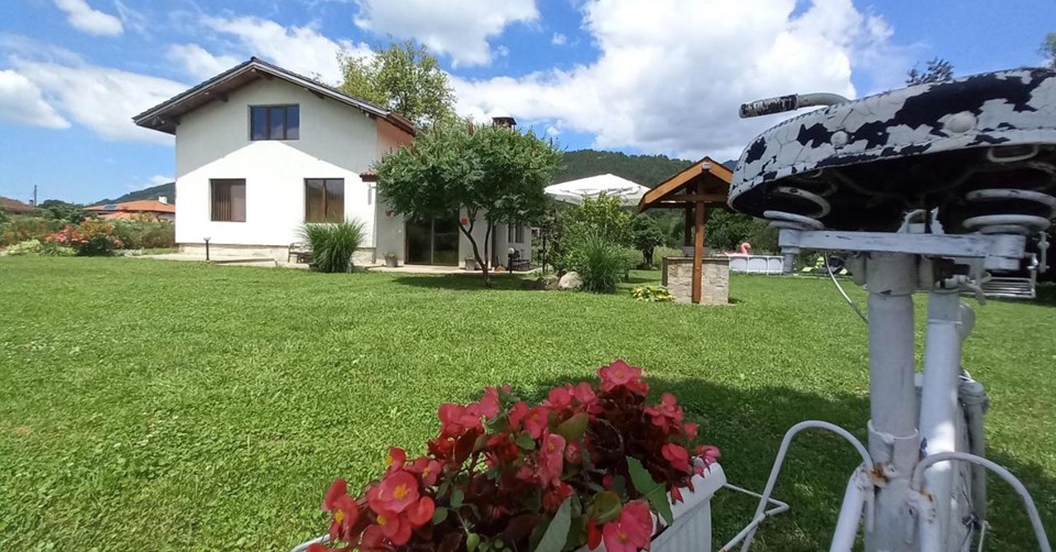 2 нощувки за до 8 човека + джакузи и детски кът, от Къща за гости Ореха, Априлци