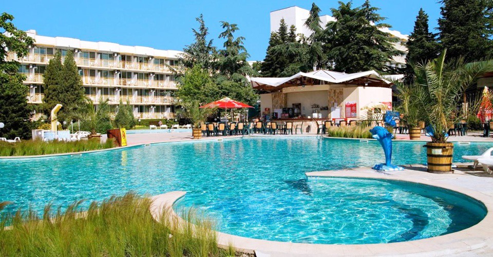 5 All Inclusive нощувки + басейн с мин. вода, 2 шезлонга и чадър на плажа, от 8 до 21 Юни и от 7 до 13 Септември в Хотел Малибу 4*, на 150м от плажа в Албена
