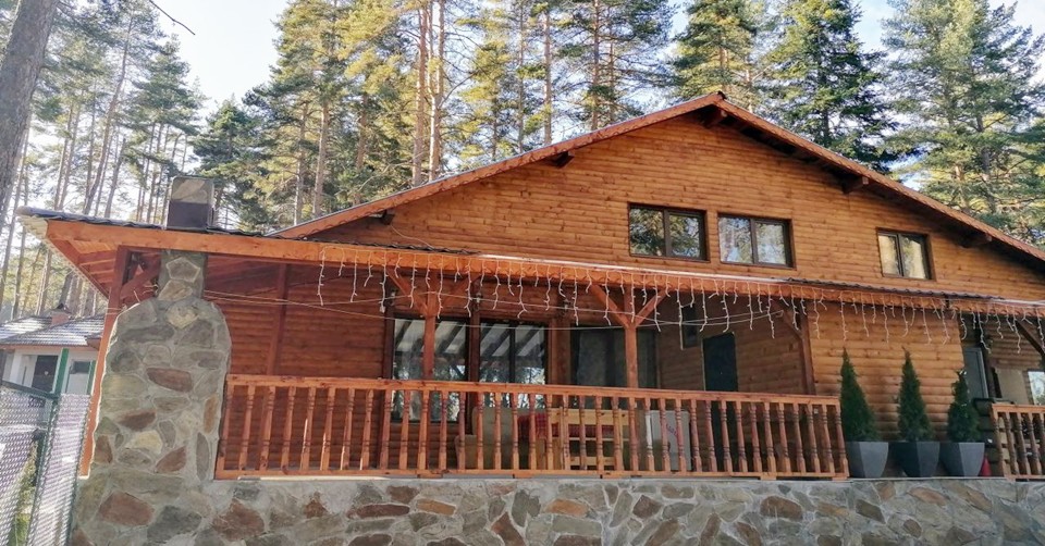 Нощувка в самостоятелна Вила Еко с капацитет до 12 човека + барбекю, от Вилно селище Уют, Цигов чарк, край яз. Батак Нощувка в самостоятелна Вила Еко с капацитет до 12 човека + барбекю, от Вилно селище Уют, Цигов чарк, край яз. Батак