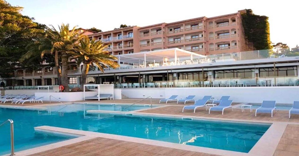 7 нощувки със закуски и вечери + басейн в Hotel Na Taconera 4*, Палма де Майорка, Испания и самолетен транспорт от София