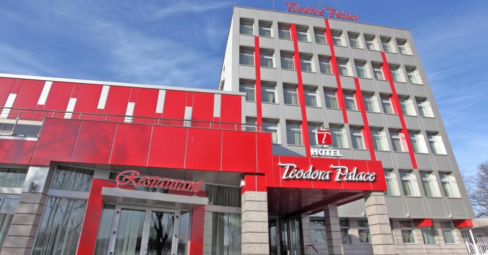 Нова година в Хотел Теодора Палас, Русе! Нощувка в Стандартна стая със закуска и Празнична вечеря с DJ, жива музика и томбола