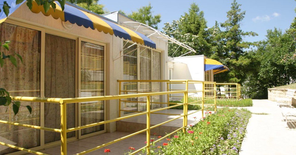 5 Аll Inclusive нощувки за до петима + басейни с минерална вода и 2 шезлонга и 1 чадър на плажа в Комплекс Вили Магнолия, Албена