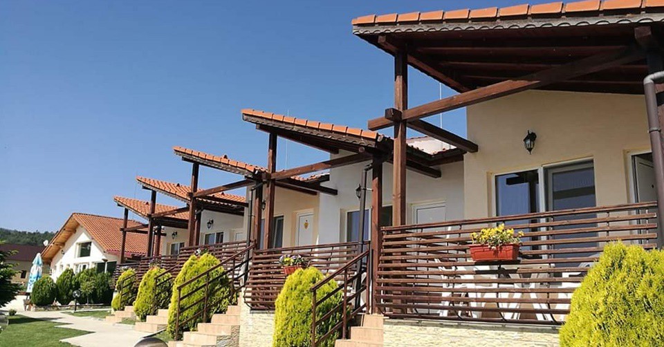 Нощувка със закуска и вечеря в самостоятелна къщичка с гледка към яз. Батак, от Вилно селище Свети Георги, Цигов чарк Нощувка със закуска и вечеря в самостоятелна къщичка с гледка към яз. Батак, от Вилно селище Свети Георги, Цигов чарк