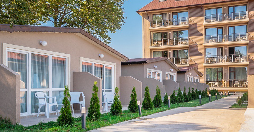 2 All Inclusive нощувки + басейни, шезлонг и чадър, от 2 до 30 Юни и от 8 до 20 Септември в Сперанта Вили, Кранево