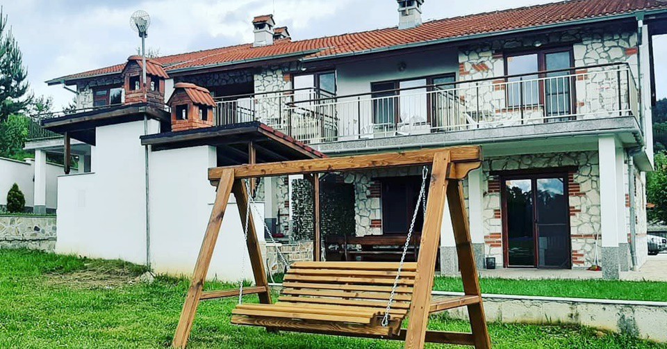 Нощувка в самостоятелна къща за до 12 човека + външно джакузи, детски кът и паркинг в Къщи за гости Илиеви, Цигов чарк