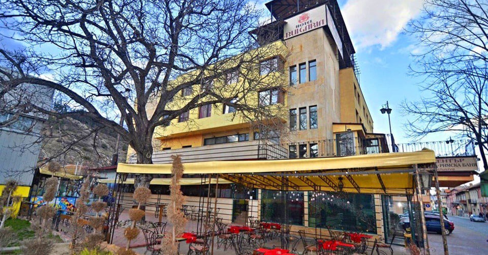 Нощувка със закуска и вечеря + голям вътрешен басейн с минерална вода и релакс зона в Хотел България, Велинград