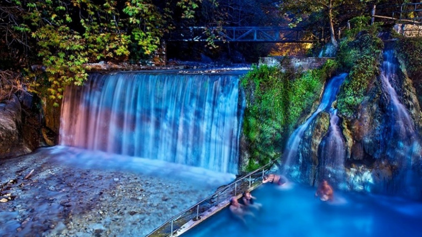 Екскурзия до Лутраки Позар, Гърция! 2 нощувки със закуски + автобусен транспорт и посещение на Едеса Екскурзия до Лутраки Позар, Гърция! 2 нощувки със закуски + автобусен транспорт и посещение на Едеса