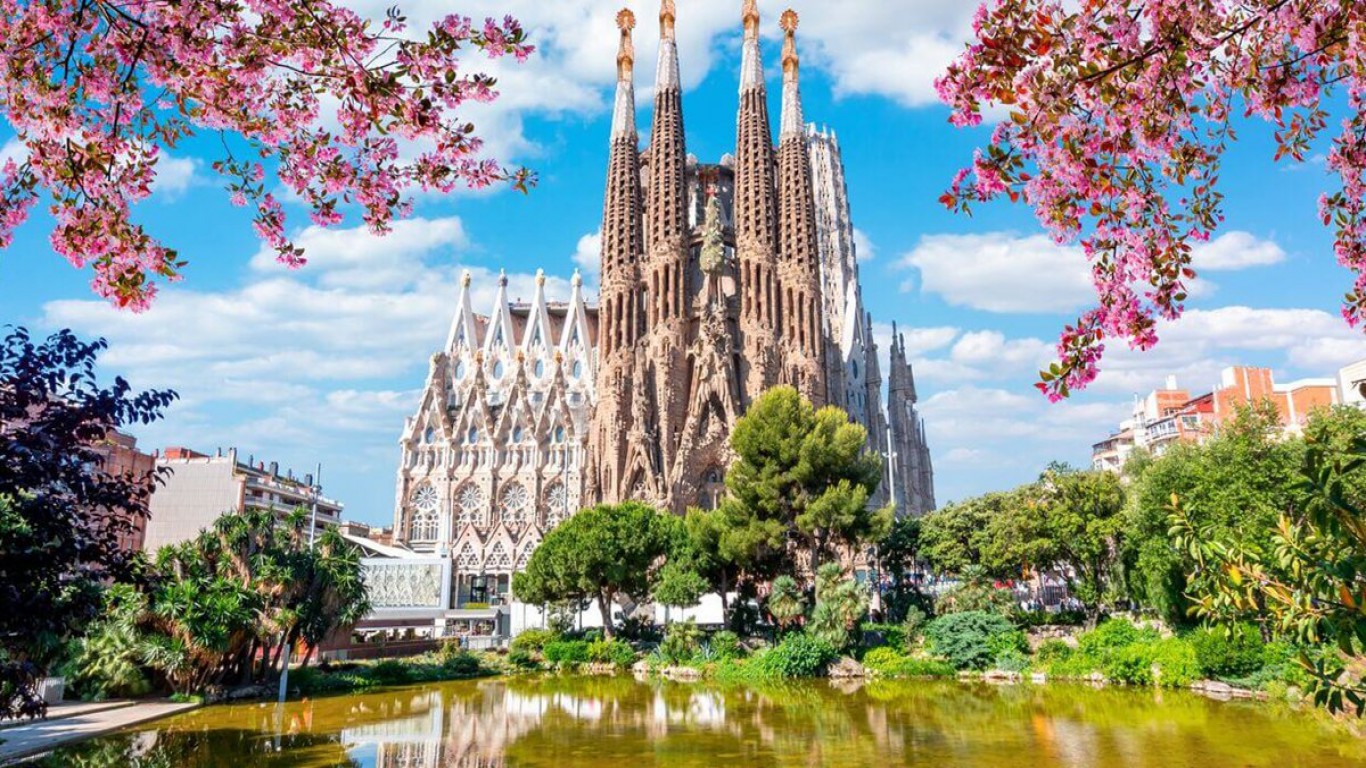 Самолетна екскурзия до Барселона! 3 нощувки със закуски в Хотел Ирис, Виладеканс или Матаро Самолетна екскурзия до Барселона! 3 нощувки със закуски в Хотел Ирис, Виладеканс или Матаро