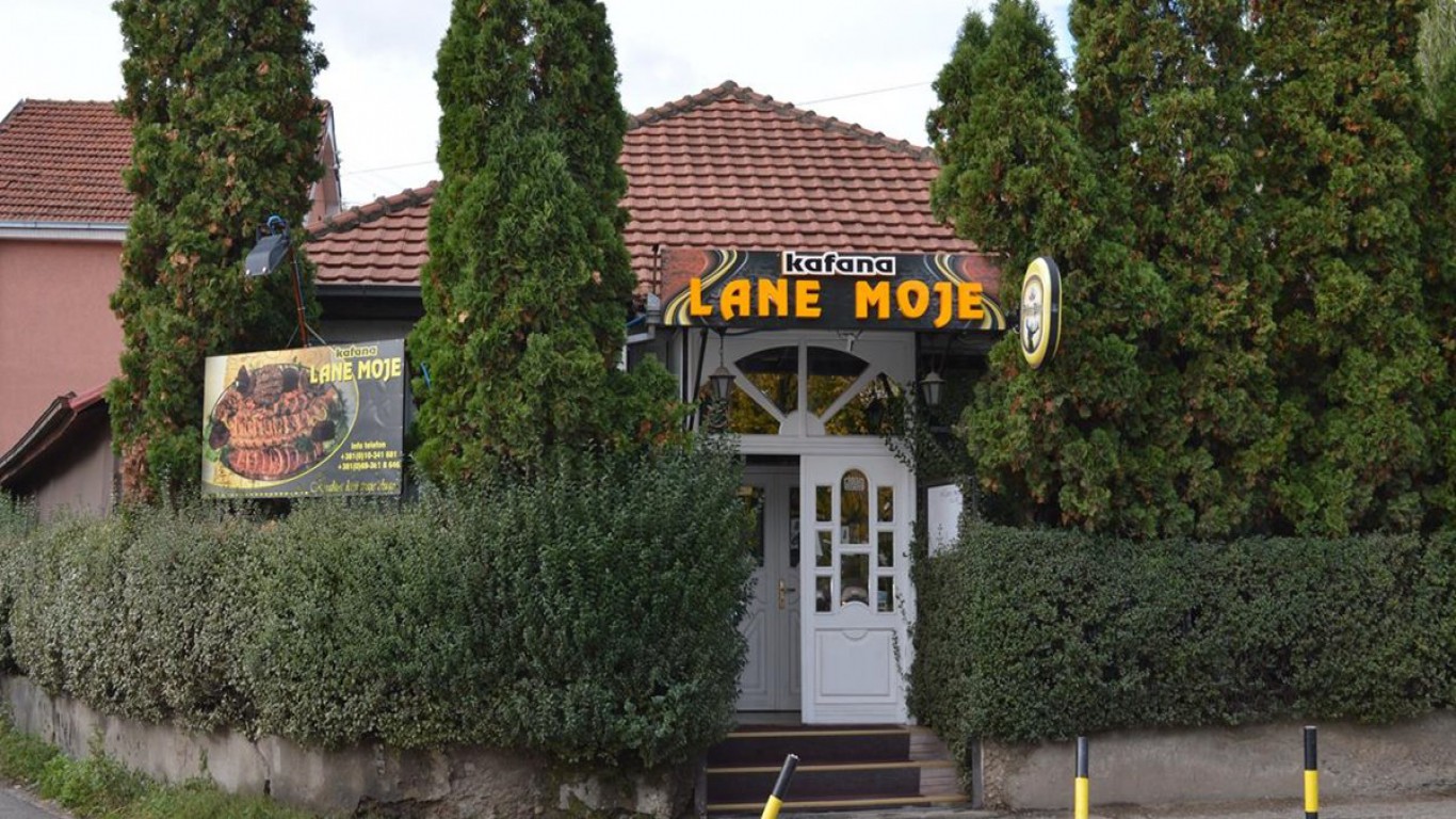 Нова година в Пирот! Празнична вечеря с жива музика, алкохолни и безалкохолни напитки в кафана Lane Moje +  транспорт