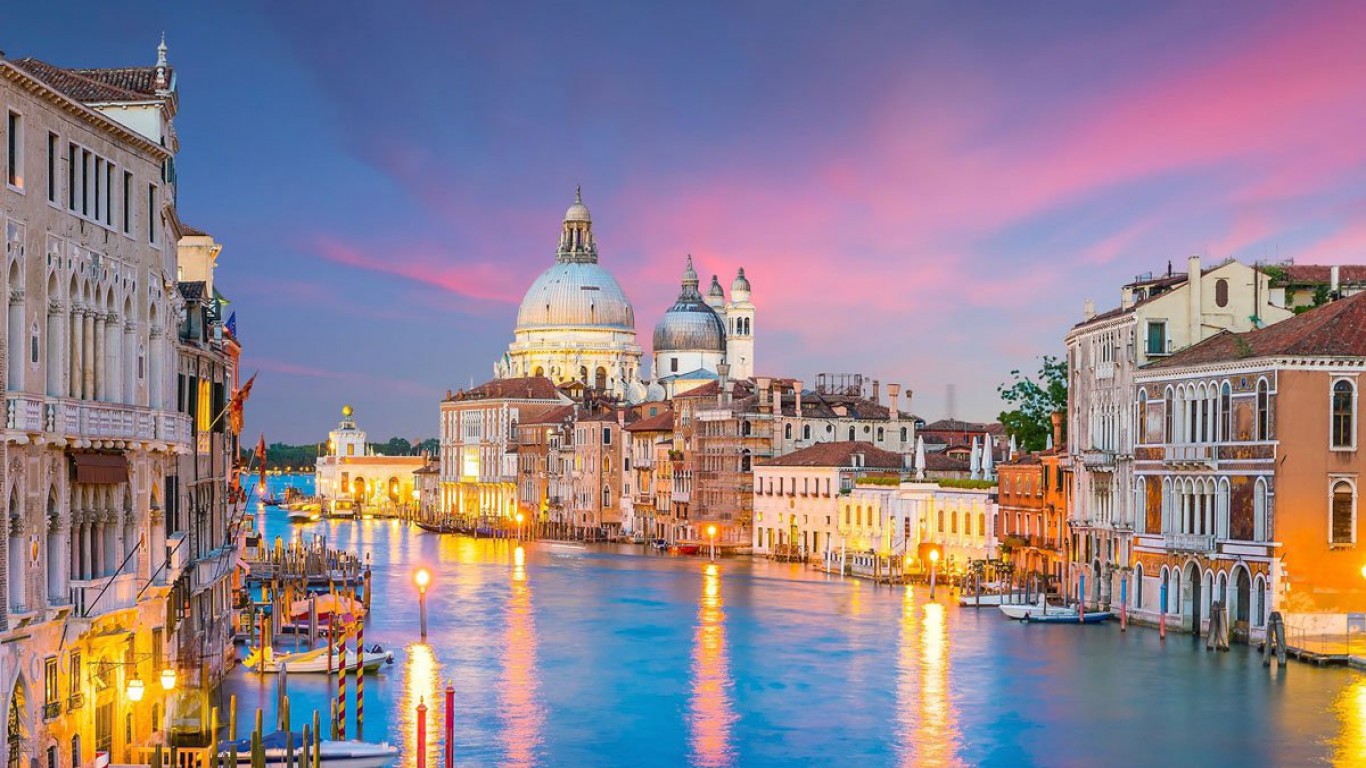 Екскурзия за Карнавала във Венеция – Верона, Милано, езерото Гарда и Загреб! 3 нощувки със закуски в Загреб и Верона + водач Екскурзия за Карнавала във Венеция – Верона, Милано, езерото Гарда и Загреб! 3 нощувки със закуски в Загреб и Верона + водач