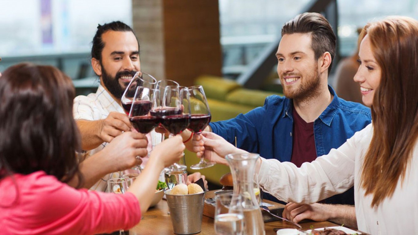 Every friend group has. Винная дегустация. Посиделки с друзьями и вином. Посиделки с друзьями и вином. Друзья и вино калуга.